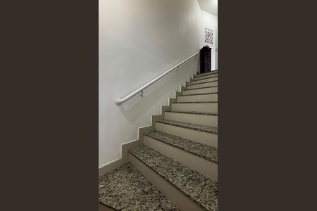 Apartamento à venda com 74m², 2 quartos e 1 vaga Apartamento à venda com 74m², 2 quartos e 1 vagaEscada