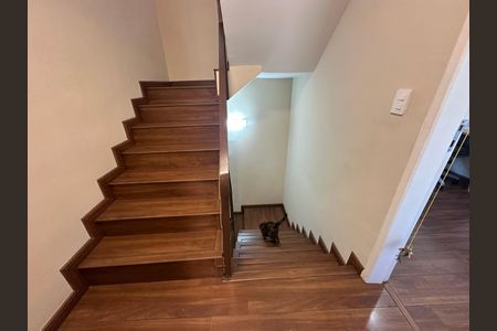 Escada de casa de condomínio à venda com 3 quartos, 179m² em Vila Sao Luiz (valparaizo), Barueri