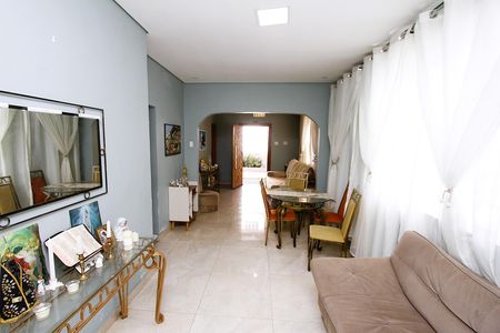 Sala de casa à venda com 3 quartos, 200m² em Carlos Prates, Belo Horizonte