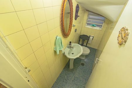 Casa à venda com 300m², 4 quartos e 2 vagas Casa à venda com 300m², 4 quartos e 2 vagasLavabo