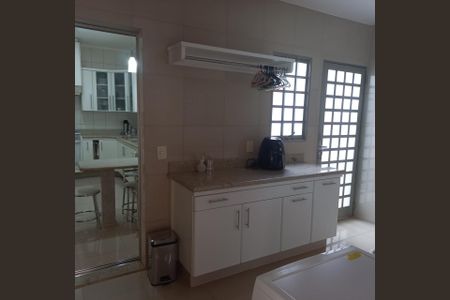 Cozinha de casa para alugar com 5 quartos, 461m² em Santa Mônica, Uberlândia