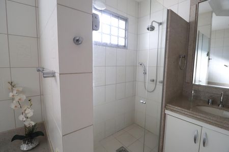 Banheiro do Quarto 3 de casa para alugar com 6 quartos, 461m² em Santa Mônica, Uberlândia