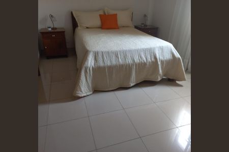 Quarto de casa para alugar com 5 quartos, 461m² em Santa Mônica, Uberlândia