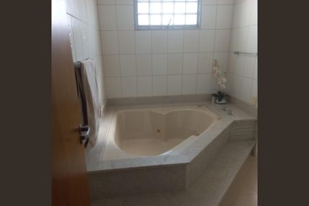 Banheiro de casa para alugar com 5 quartos, 461m² em Santa Mônica, Uberlândia