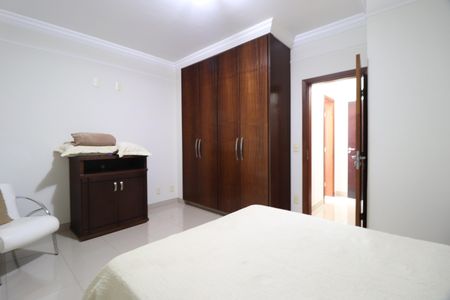 Suíte 3 de casa para alugar com 6 quartos, 461m² em Santa Mônica, Uberlândia