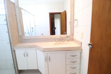 Casa para alugar com 461m², 6 quartos e 5 vagasBanheiro da Suíte 