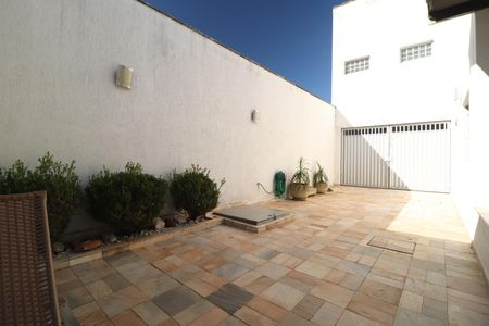Garagem de casa para alugar com 6 quartos, 461m² em Santa Mônica, Uberlândia
