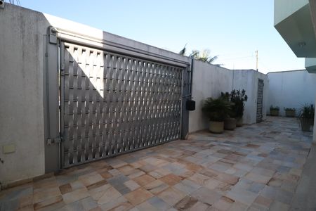 Garagem de casa para alugar com 6 quartos, 461m² em Santa Mônica, Uberlândia