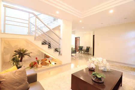 Casa para alugar com 6 quartos, 461m² em Santa Mônica, Uberlândia