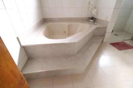 Casa para alugar com 461m², 6 quartos e 5 vagasBanheiro da Suíte 2