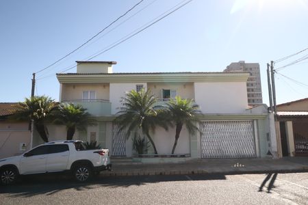 Fachada de casa para alugar com 6 quartos, 461m² em Santa Mônica, Uberlândia