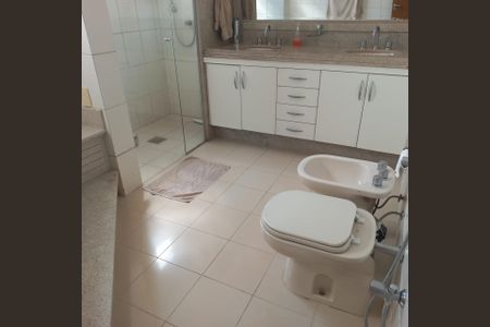 Banheiro de casa para alugar com 5 quartos, 461m² em Santa Mônica, Uberlândia