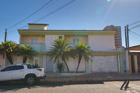 Casa para alugar com 461m², 6 quartos e 5 vagasFachada