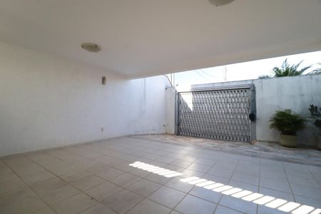 Área comum de casa para alugar com 6 quartos, 461m² em Santa Mônica, Uberlândia