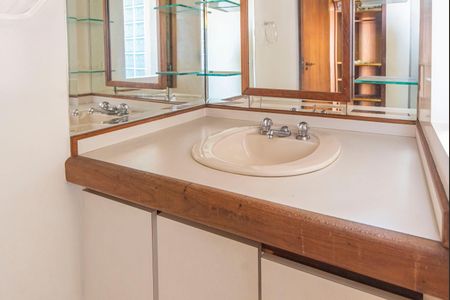Apartamento à venda com 198m², 4 quartos e 3 vagasBanheiro do Quarto 1