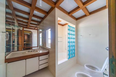 Apartamento à venda com 198m², 4 quartos e 3 vagasBanheiro do Quarto 1