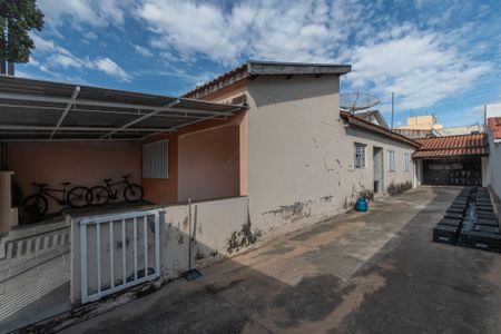 Casa à venda com 111m², 3 quartos e 6 vagas Casa à venda com 111m², 3 quartos e 6 vagasQuintal