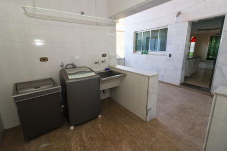 Casa à venda com 300m², 3 quartos e 2 vagasÁrea de Serviço
