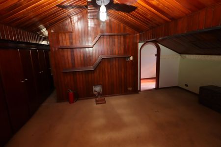 Casa à venda com 300m², 3 quartos e 2 vagasSótão