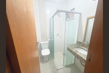 Banheiro social de kitnet/studio para alugar com 1 quarto, 30m² em Setor Oeste, Goiânia