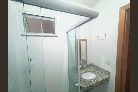 Banheiro social de kitnet/studio para alugar com 1 quarto, 30m² em Setor Oeste, Goiânia
