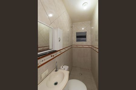 Banheiro de casa para alugar com 1 quarto, 25m² em Jardim Itapemirim, São Paulo