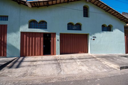 Casa para alugar com 402m², 4 quartos e 3 vagas Casa para alugar com 402m², 4 quartos e 3 vagasFachada