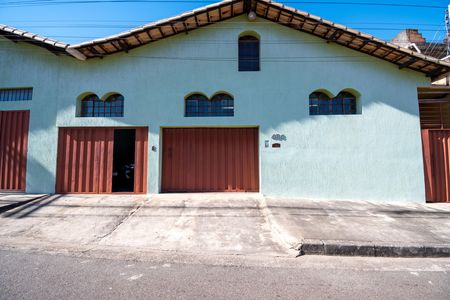 Casa para alugar com 402m², 4 quartos e 3 vagas Casa para alugar com 402m², 4 quartos e 3 vagasFachada