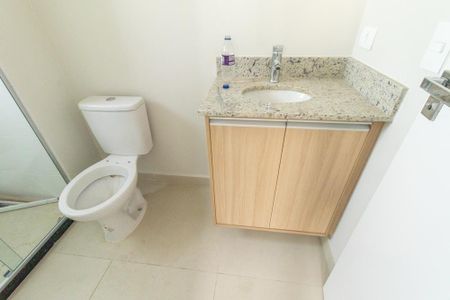 Banheiro de kitnet/studio para alugar com 1 quarto, 32m² em Água Verde, Curitiba