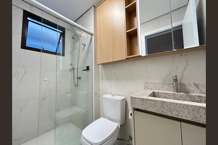Banheiro de kitnet/studio para alugar com 1 quarto, 39m² em Saco dos Limões, Florianópolis
