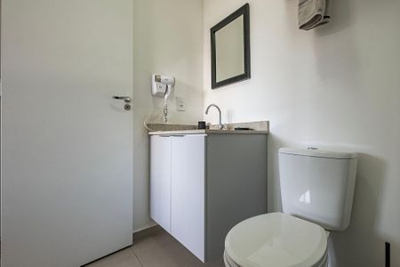 Banheiro de kitnet/studio para alugar com 1 quarto, 28m² em Vila Madalena, São Paulo