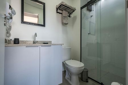 Banheiro de kitnet/studio para alugar com 1 quarto, 28m² em Vila Madalena, São Paulo