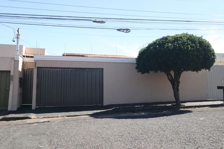 Casa para alugar com 312m², 3 quartos e 4 vagasFachada