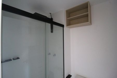Banheiro de kitnet/studio para alugar com 1 quarto, 30m² em Indianópolis, São Paulo