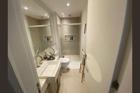 Apartamento à venda com 81m², 2 quartos e 1 vaga Apartamento à venda com 81m², 2 quartos e 1 vagaBanheiro