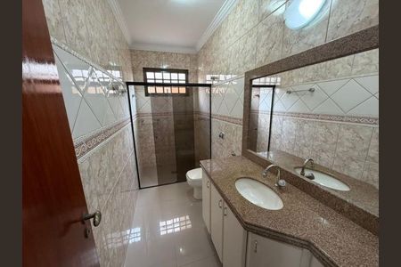 Banheiro de casa para alugar com 3 quartos, 230m² em Santa Mônica, Uberlândia