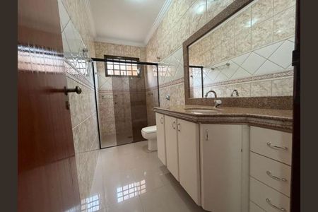 Banheiro de casa para alugar com 3 quartos, 230m² em Santa Mônica, Uberlândia