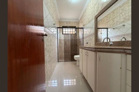 Casa para alugar com 230m², 3 quartos e 3 vagasBanheiro