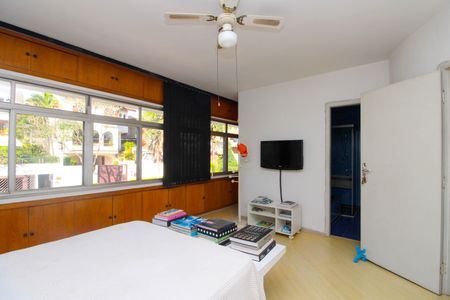 Casa para alugar com 375m², 4 quartos e 5 vagas Casa para alugar com 375m², 4 quartos e 5 vagasSuíte