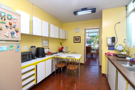 Casa para alugar com 375m², 4 quartos e 5 vagas Casa para alugar com 375m², 4 quartos e 5 vagasCozinha