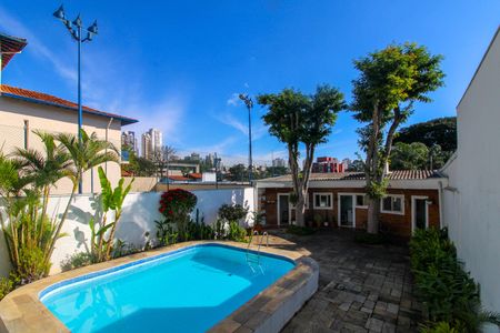 Casa para alugar com 375m², 4 quartos e 5 vagas Casa para alugar com 375m², 4 quartos e 5 vagasQuintal