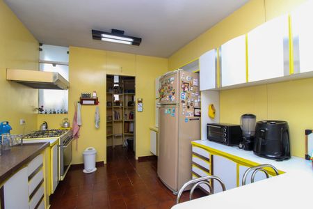 Casa para alugar com 375m², 4 quartos e 5 vagas Casa para alugar com 375m², 4 quartos e 5 vagasCozinha