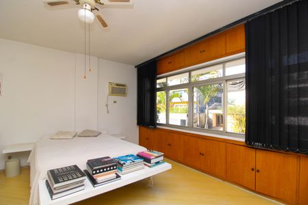 Casa para alugar com 375m², 4 quartos e 5 vagas Casa para alugar com 375m², 4 quartos e 5 vagasSuíte