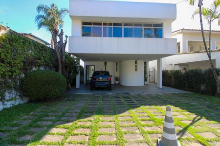 Casa para alugar com 375m², 4 quartos e 5 vagas Casa para alugar com 375m², 4 quartos e 5 vagasFachada e Garagem