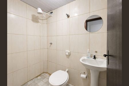 Banheiro de kitnet/studio para alugar com 1 quarto, 28m² em Centro, Curitiba