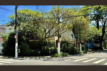 Casa à venda com 185m², 6 quartos e 2 vagas Casa à venda com 185m², 6 quartos e 2 vagasFachada