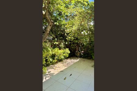 Casa à venda com 185m², 6 quartos e 2 vagas Casa à venda com 185m², 6 quartos e 2 vagasÁrea externa
