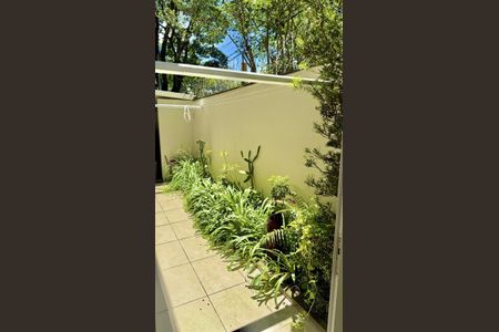 Casa à venda com 185m², 6 quartos e 2 vagas Casa à venda com 185m², 6 quartos e 2 vagasÁrea externa