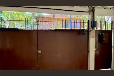 Casa à venda com 185m², 6 quartos e 2 vagas Casa à venda com 185m², 6 quartos e 2 vagasÁrea externa