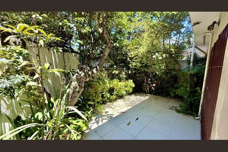 Casa à venda com 185m², 6 quartos e 2 vagas Casa à venda com 185m², 6 quartos e 2 vagasÁrea externa